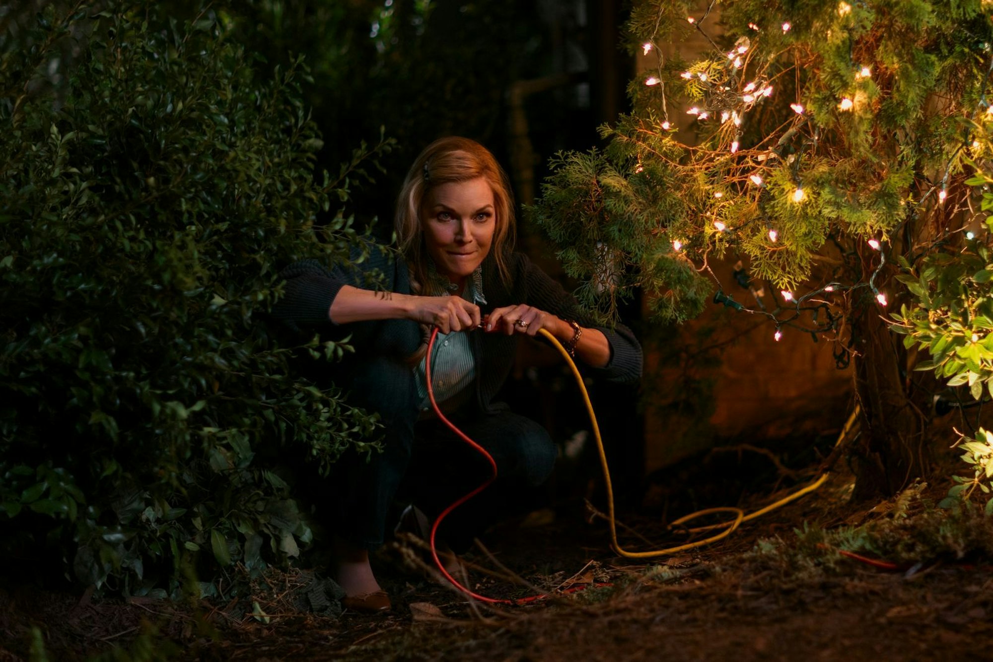 An Weihnachten steckt Claire (Michelle Pfeiffer) alle Energie in die perfekte Feier. Doch in diesem Jahr geht alles schief - und ihre Familie lässt Claire zu Hause zurück. Trotzdem erwartet sie ein Abenteuer ... (Bild: Amazon Content Services LLC)