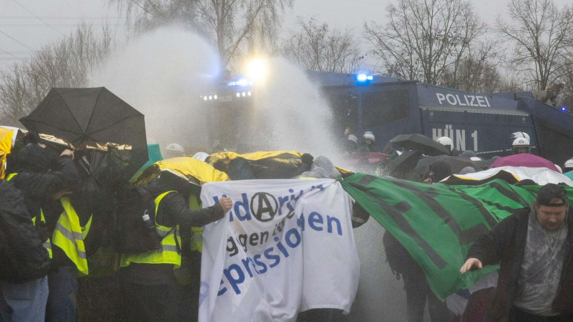 Die Polizei setzt gegen Blockaden in Gießen bei den Protesten gegen die neue AfD-Jugendorganisation auch Wasserwerfer ein.