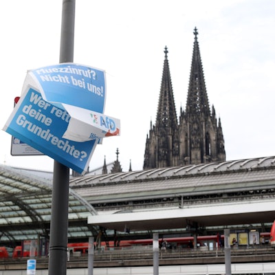 25.05.2022, Köln: Die Wahlplakate zur Landtagswahl 2022 in Nordrhein-Westfalen (NRW) mussten in der Stadt bis zum 21.05.2022 vollständig aus dem öffentlichen Raum entfernt werden. Einige hängen noch. Hier von der AFD am Breslauer Platz. Foto: Arton Krasniqi