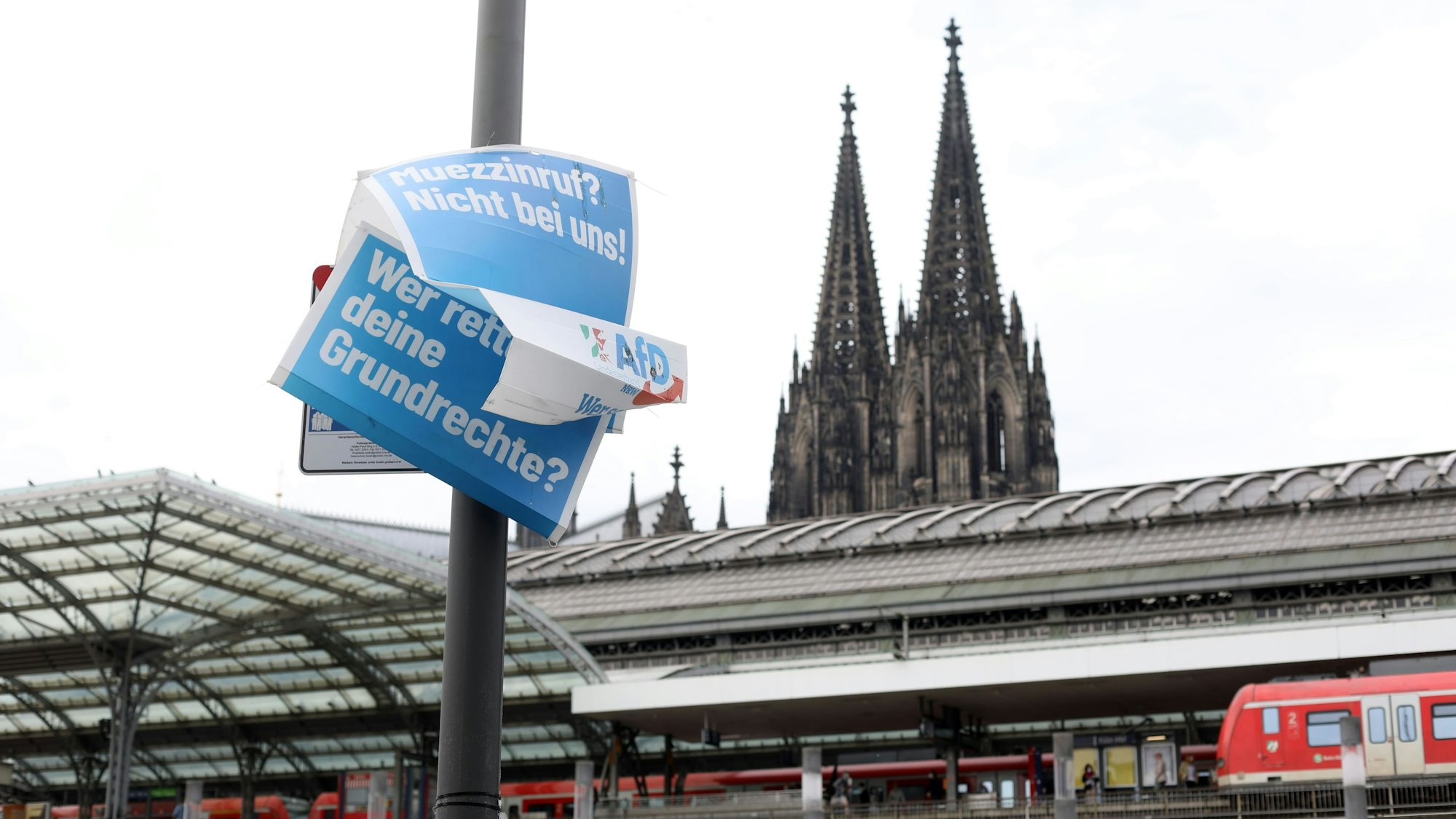 25.05.2022, Köln: Die Wahlplakate zur Landtagswahl 2022 in Nordrhein-Westfalen (NRW) mussten in der Stadt bis zum 21.05.2022 vollständig aus dem öffentlichen Raum entfernt werden. Einige hängen noch. Hier von der AFD am Breslauer Platz. Foto: Arton Krasniqi