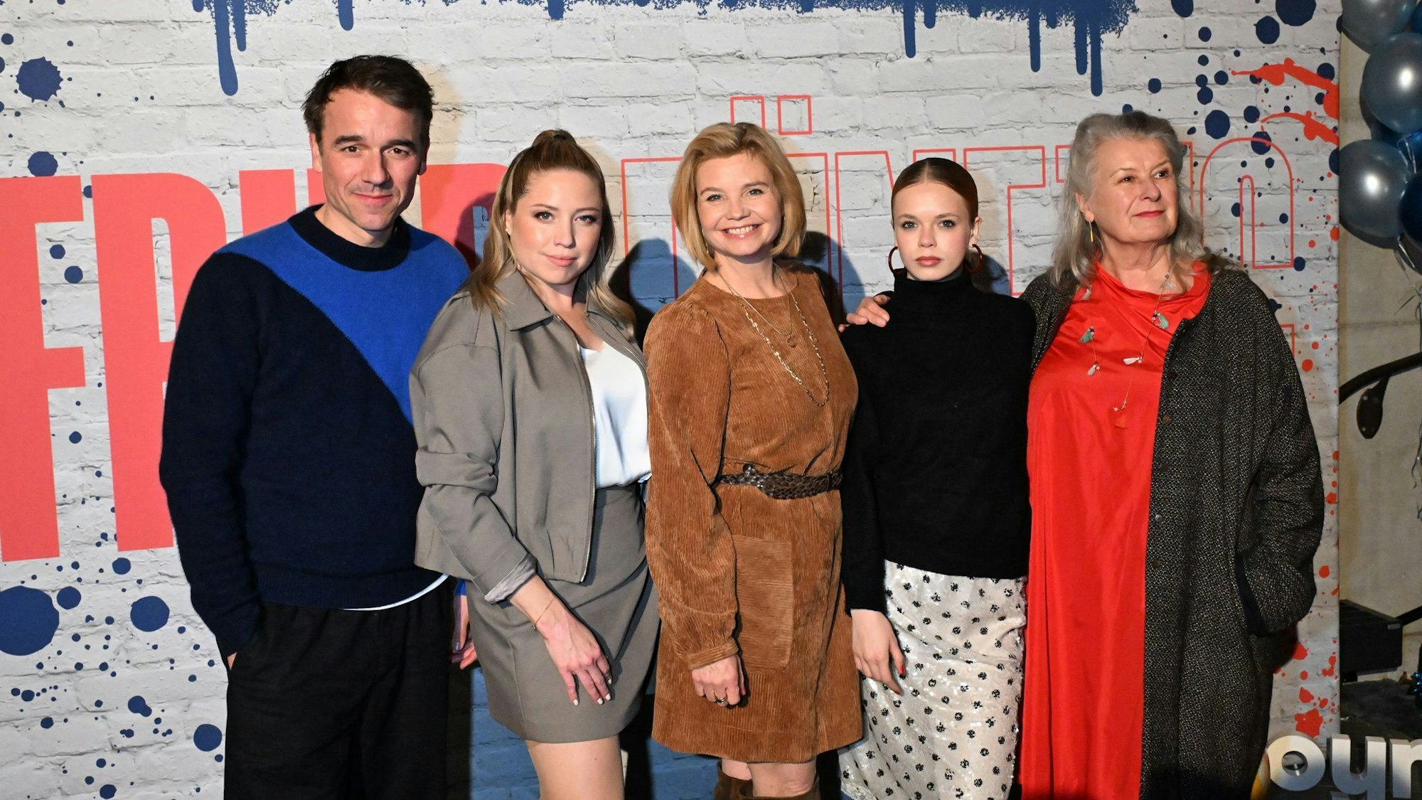 Annette Frier mit ihren Kolleginnen und Kollegen aus «Frier und Fünfzig - Am Ende meiner Tage». (Archivbild)