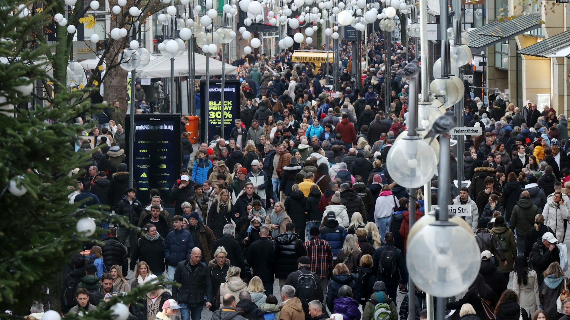 Der erste Adventssamstag in der Kölner City.