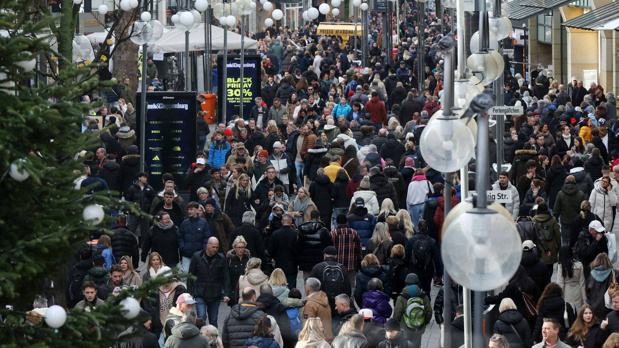 Der erste Adventssamstag zog am 29. November bereits viele Menschen in die Kölner Innenstadt.