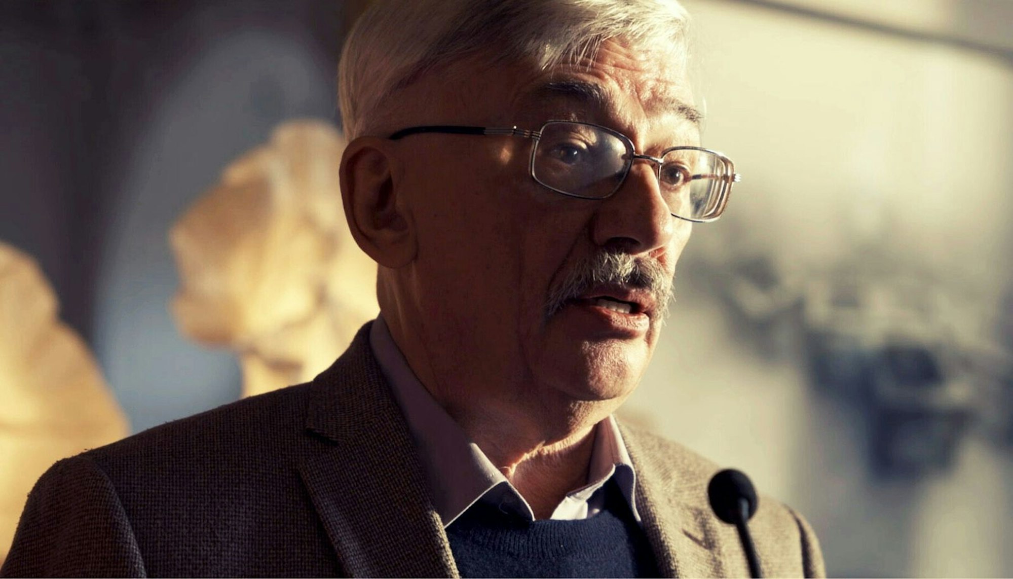 Oleg Orlow saß wegen seines Engagements gegen die Regierung von Wladimir Putin hinter Gittern. Im Zuge eines Gefangenenaustausches kam er frei - und lebt heute im Exil in Berlin. (Bild: SWR / Babel Doc / Clin d’Œil Films / Stanislas Gazelle)