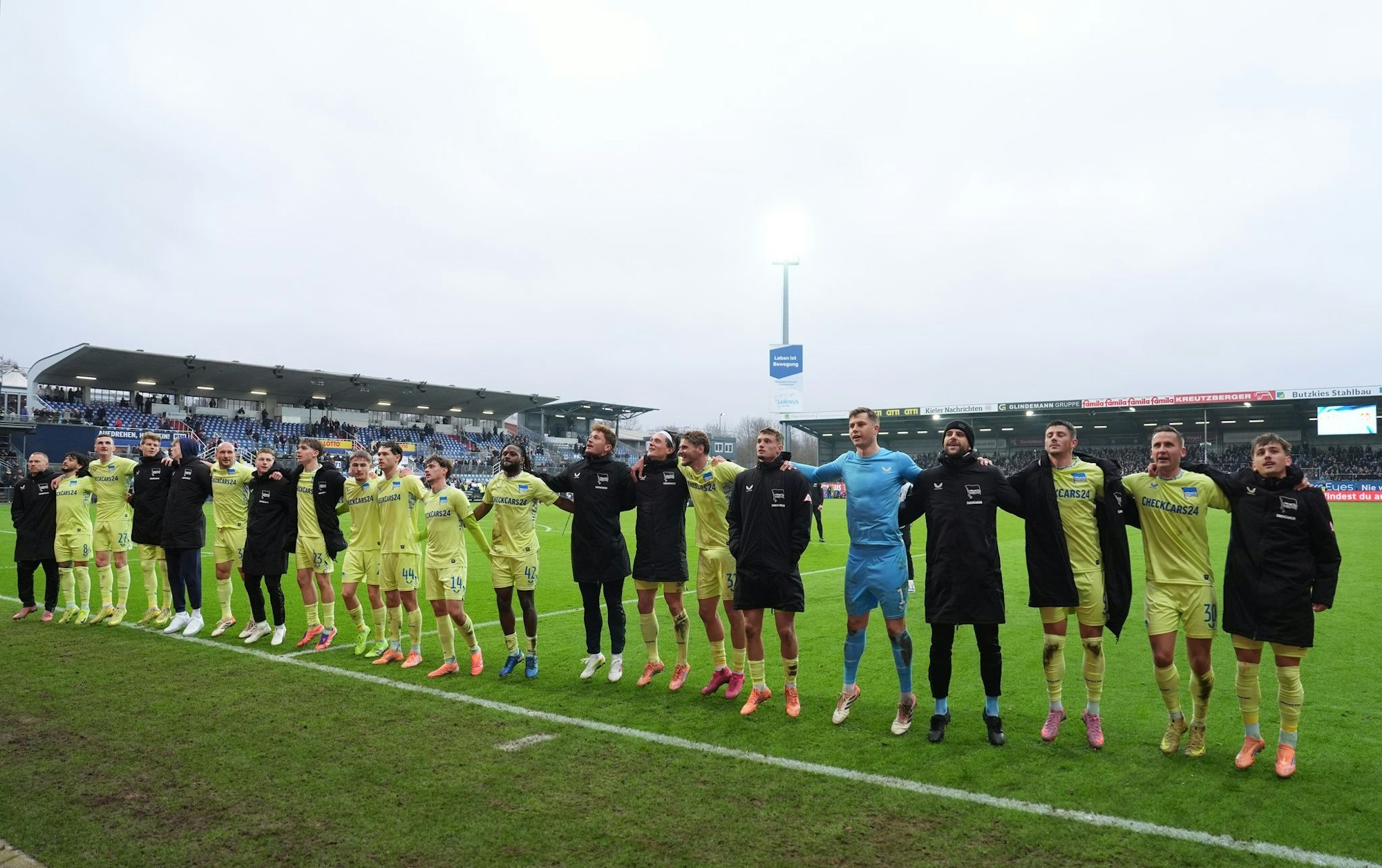 Hertha BSC feiert in Kiel.