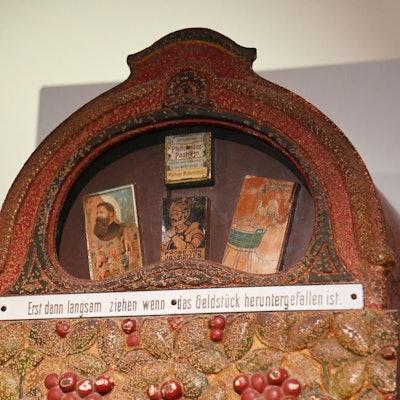 Stollwerck-Schokoladenautomat (Ausschnitt) im Kölner Stadtmuseum