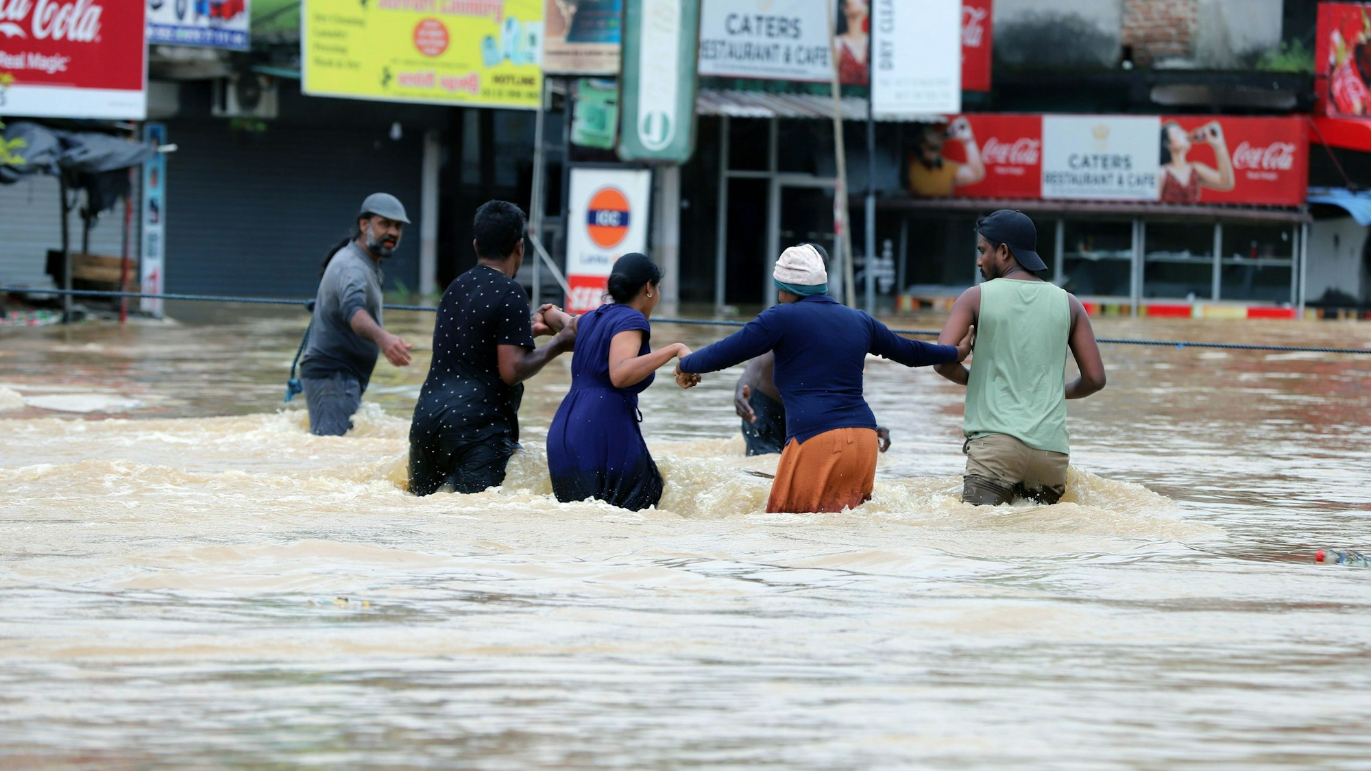 Sri Lanka, Colombo: Menschen flüchten nach den starken Regenfällen durch das Hochwasser.