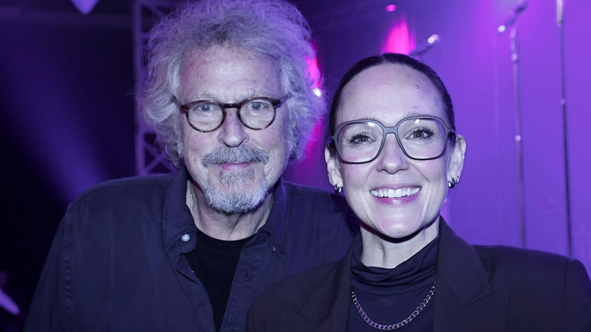 Unter den vielen prominenten Gästen waren auch Carolin Kebekus und Wolfgang Niedecken. Beide ließen es sich nicht nehmen, Tommy Engel persönlich zum 76. Geburtstag zu gratulieren.