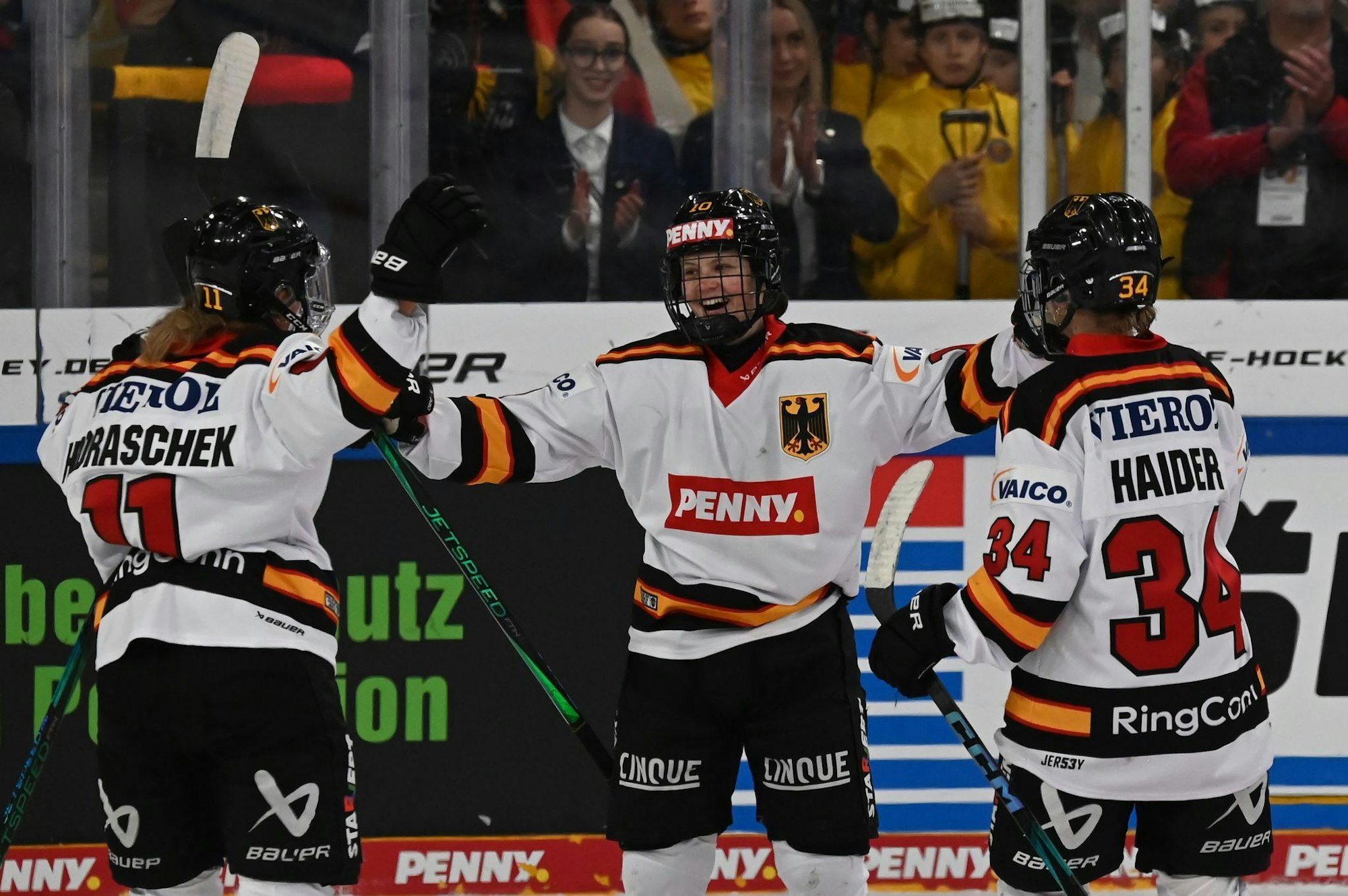 Die Eishockey-Spielerinnen dürfen sich über eine gute Nachricht freuen. (Archivbild)