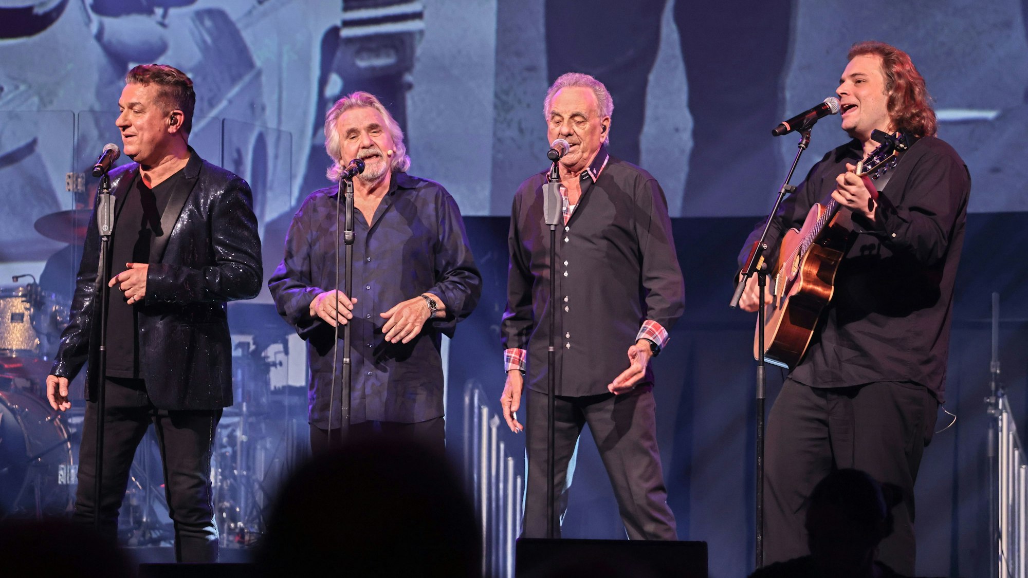 Linus, Tommy Engel, Erry Stoklosa und Robin Duns (v.l.) begeisterten mit ihrer Woodstock-Zeitreise, bei dem Linus mit seiner Parodie als Joe Cocker glänzt.