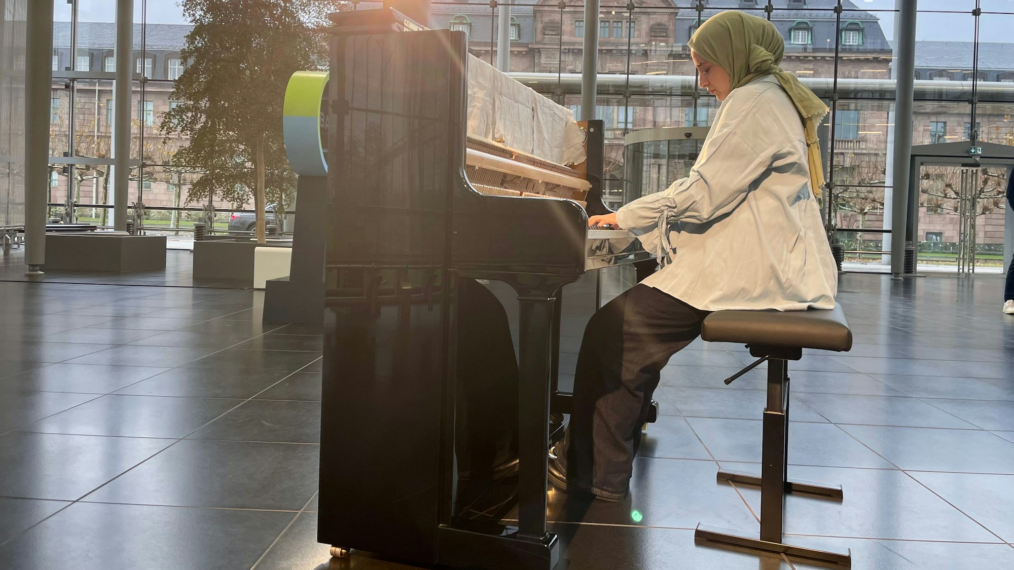 Büşra Kayıkçı gab ein kleines Konzert in der Bayer-Konzernzentrale.