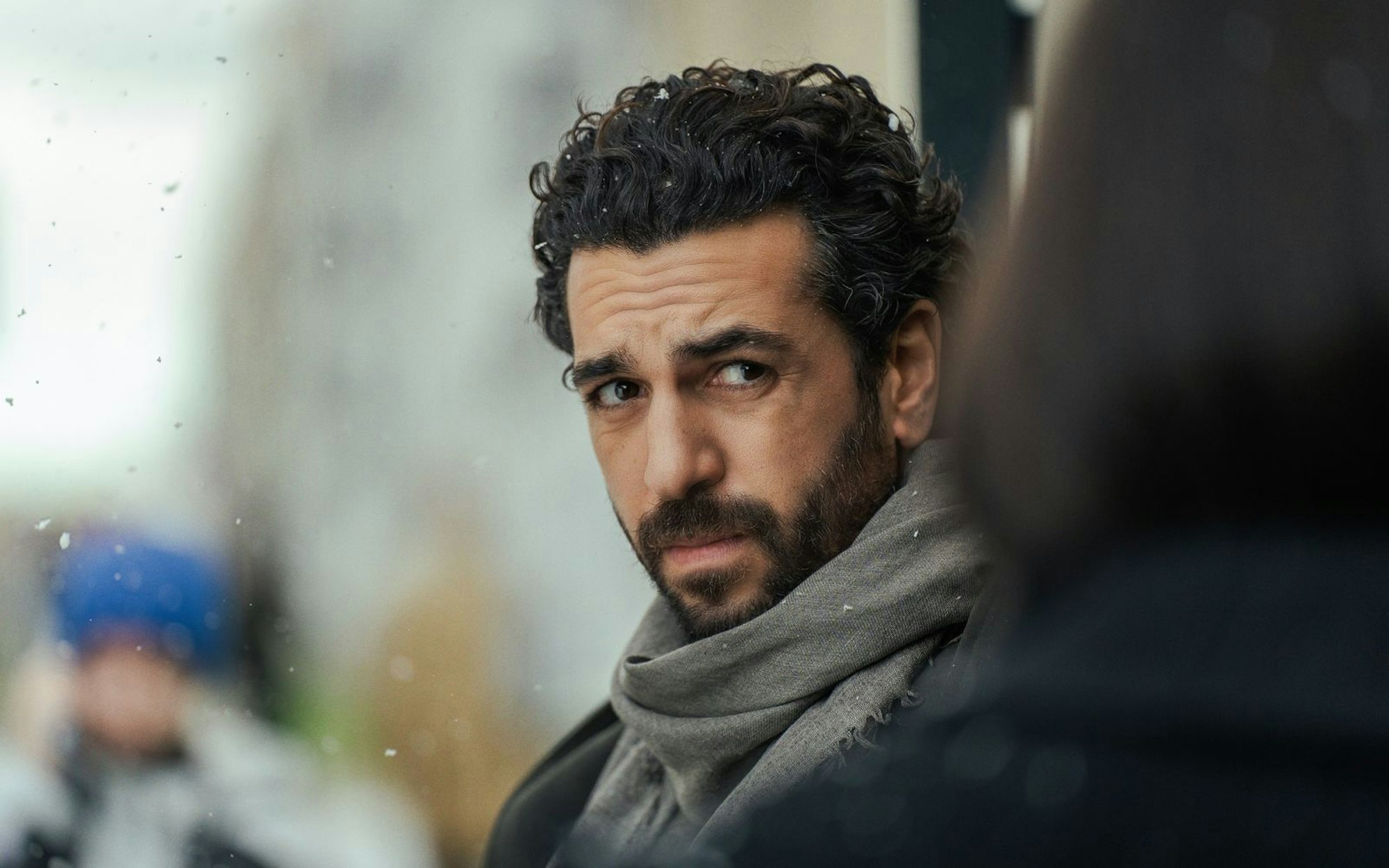 In der Rolle des geheimnisvollen Nachbarn Rahid ist bei „Smillas Gespür für Schnee“ auch Elyas M'Barek mit von der Partie. (Bild: MagentaTV / Andrej Vasilenko)