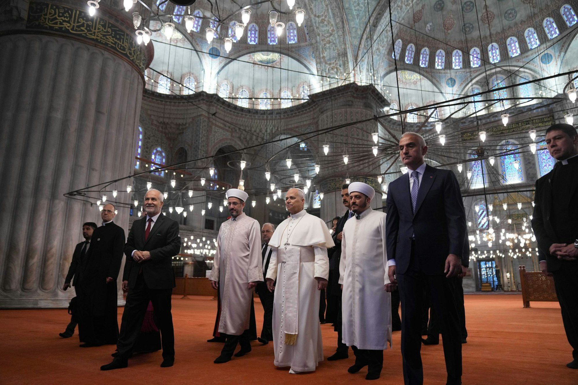 Der Papst besucht die Blaue Moschee in Istanbul - und will damit ein Zeichen für den interreligiösen Dialog setzen.