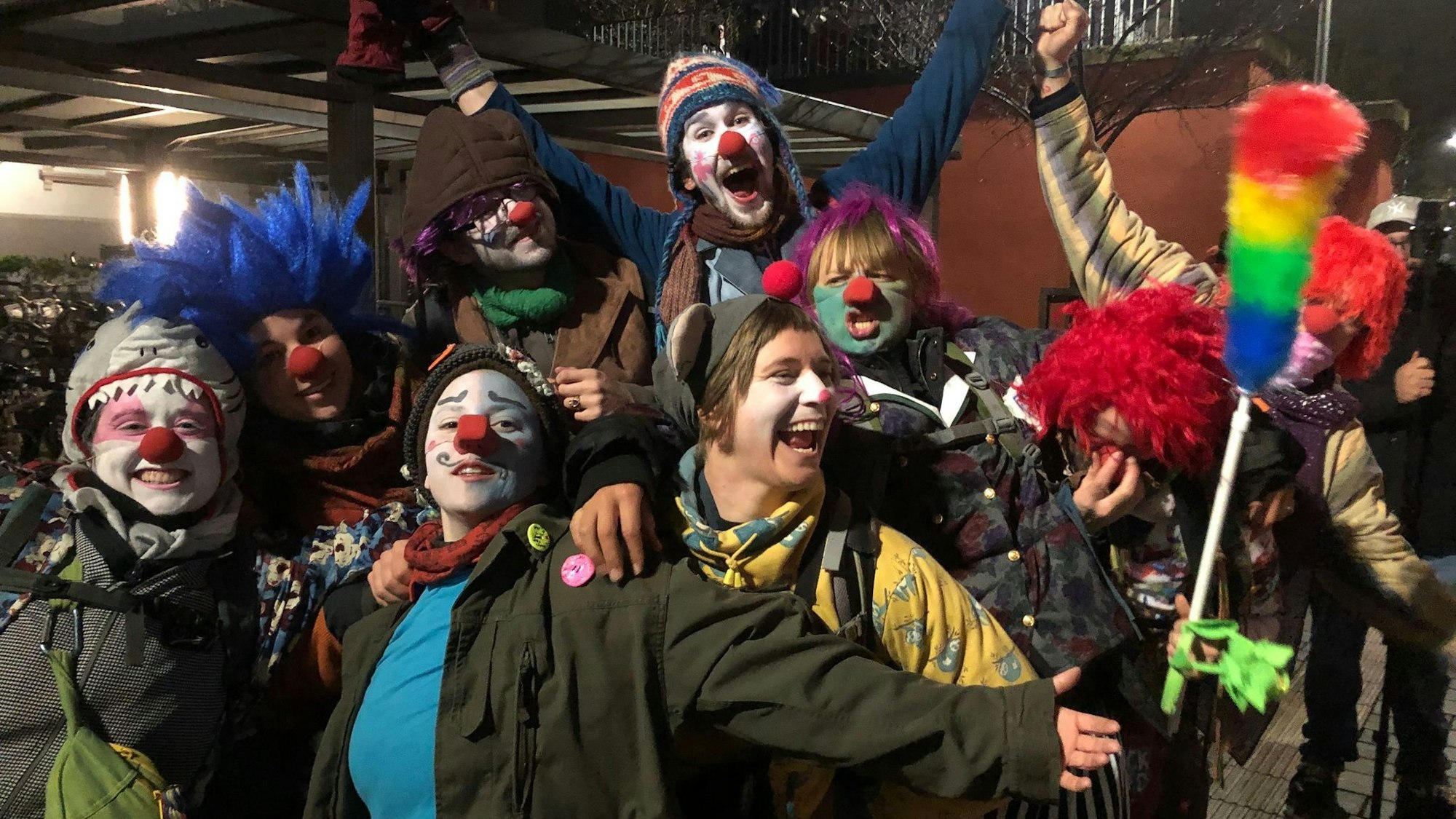 Auch am Bahnhof versammelten sich Protestierende.