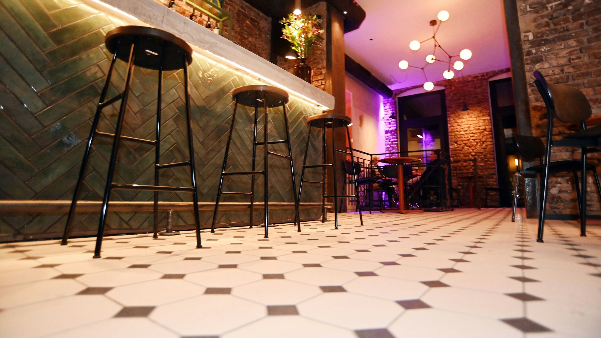 27.11.2025 Köln. Philipp Treudt vom Schnörres und Scheuen Reh eröffnet Event- und Barlocation in der Kyffhäuser Straße für private Events, dienstags gibt es immer einen Tag der offenen Tür. Betreiber Phillip und Marco (mit Mütze). Foto: Alexander Schwaiger