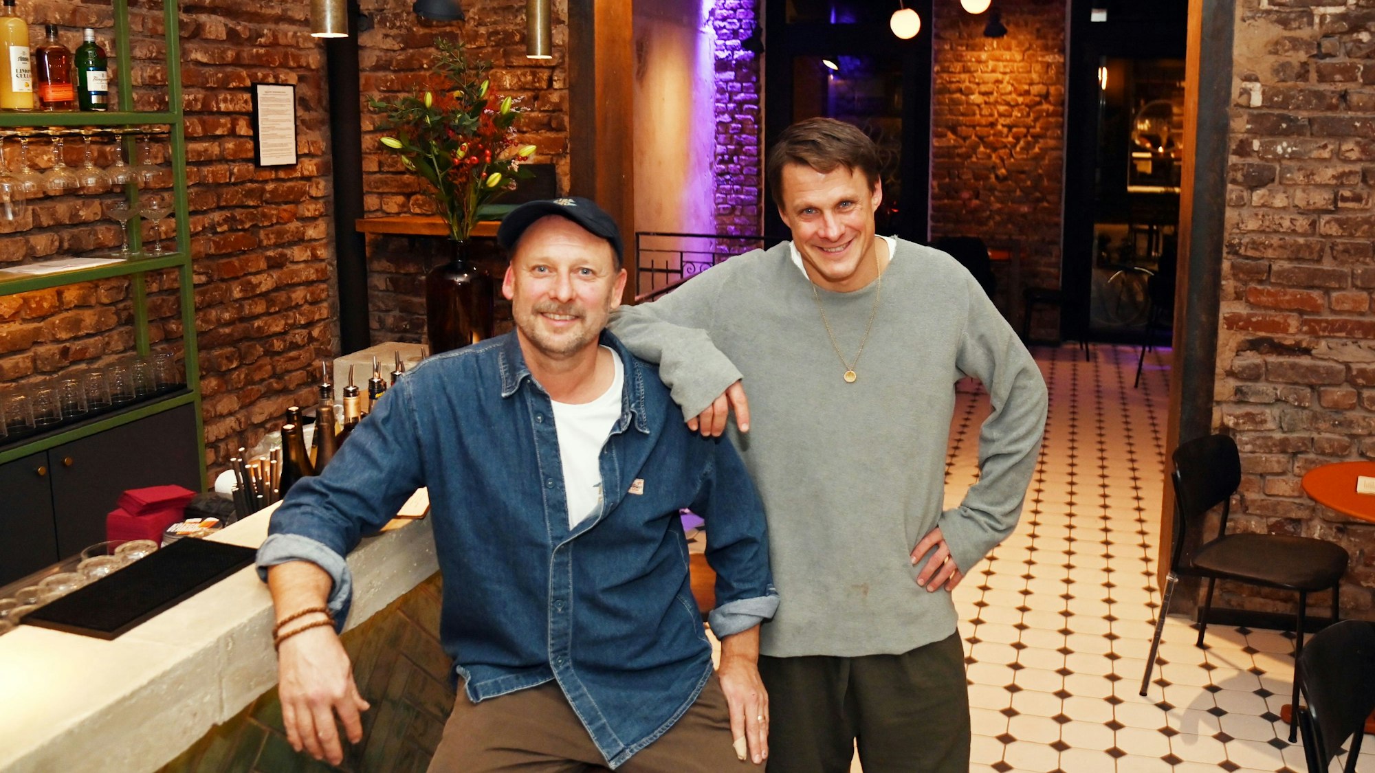 27.11.2025 Köln. Philipp Treudt vom Schnörres und Scheuen Reh eröffnet Event- und Barlocation in der Kyffhäuser Straße für private Events, dienstags gibt es immer einen Tag der offenen Tür. Betreiber Phillip und Marco (mit Mütze). Foto: Alexander Schwaiger