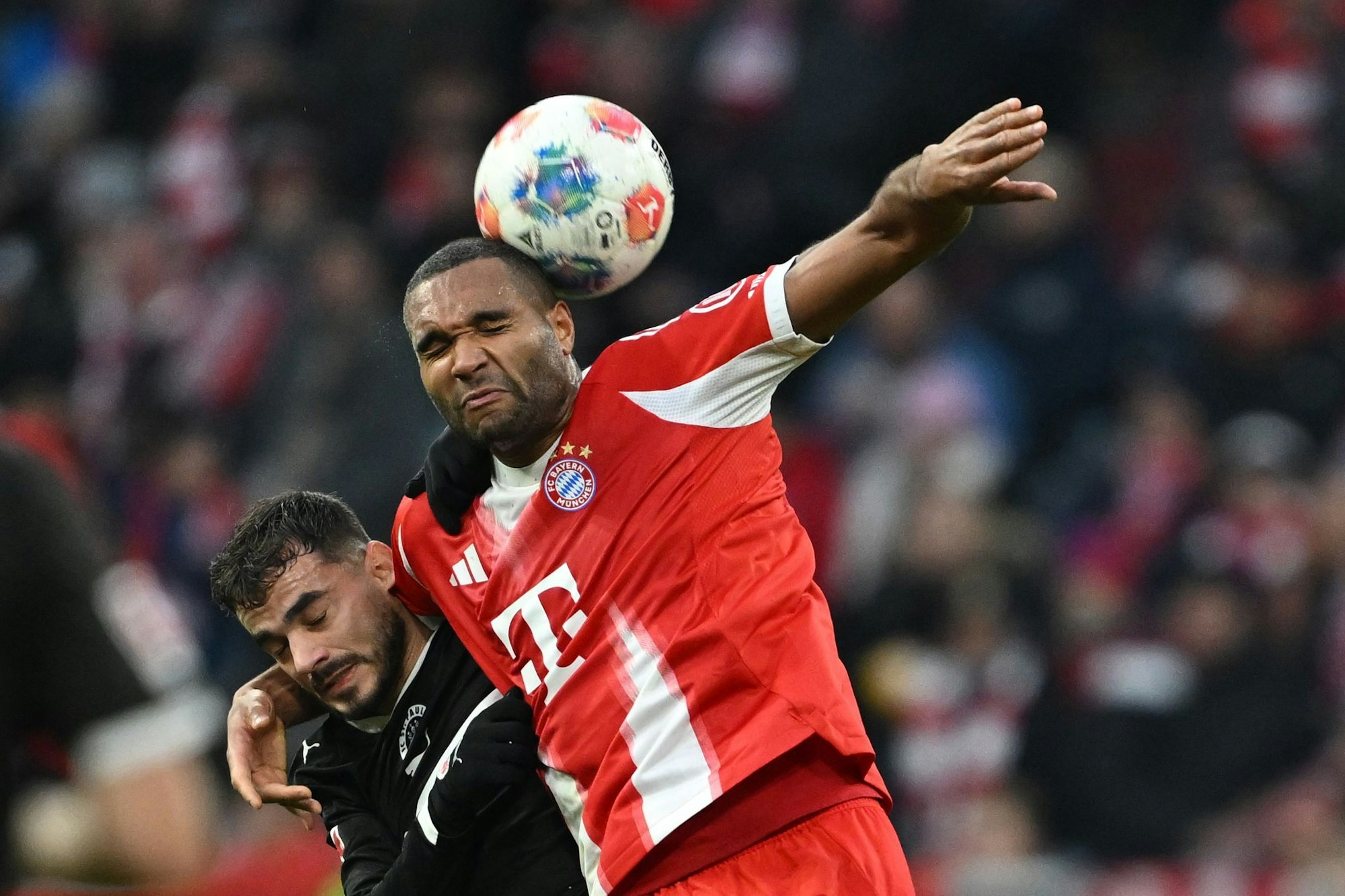 Harte Arbeit für die Bayern, hier Jonathan Tah (r) gegen Pauli-Angreifer Daniel Sinani.