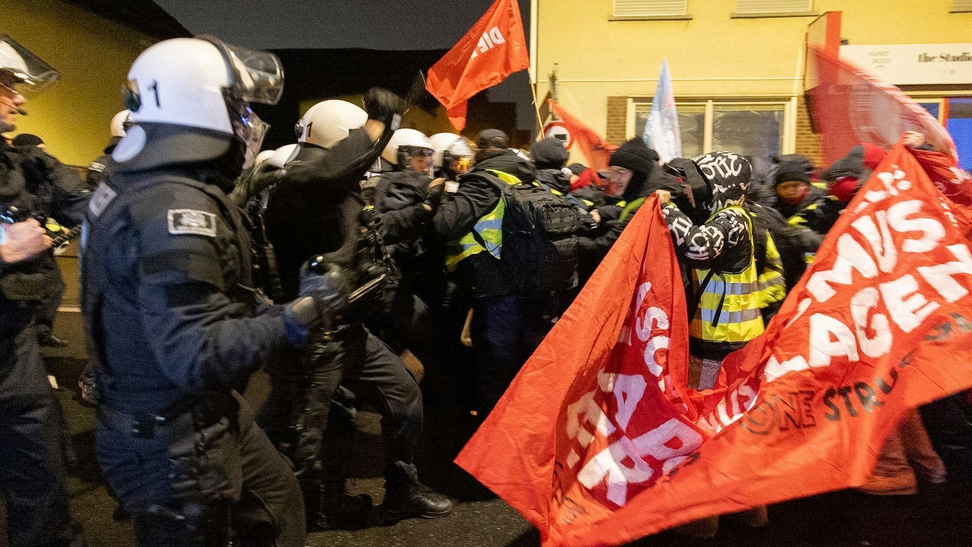 Es kam zu Zusammenstößen von Demonstranten und Polizei.