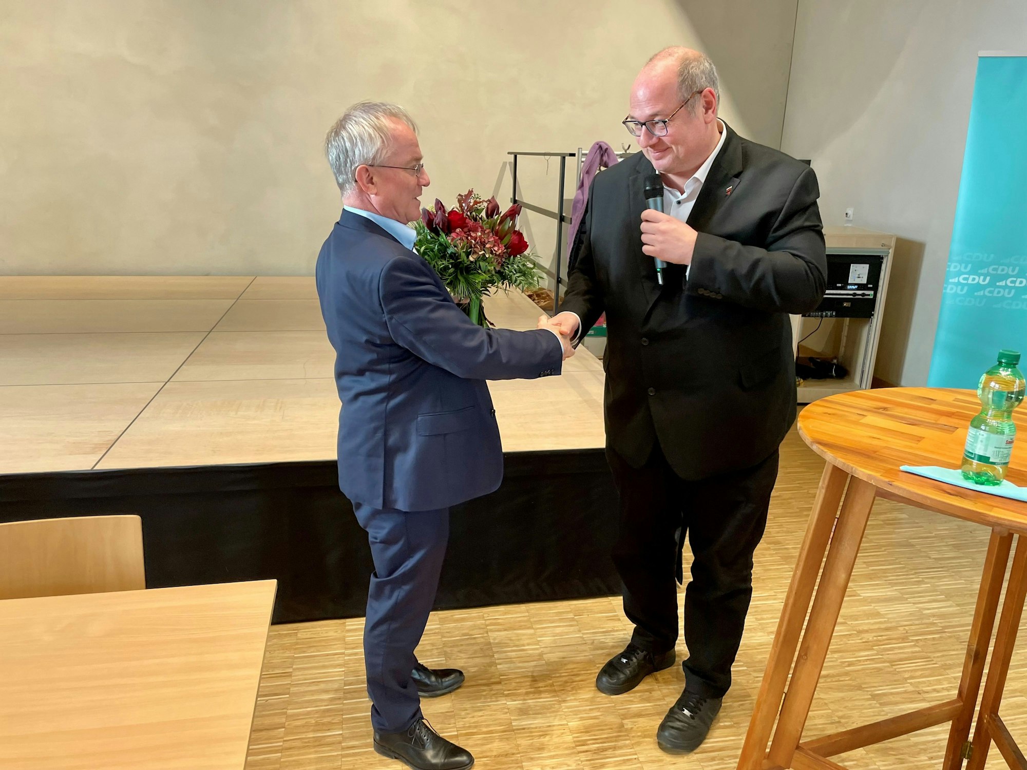 Rüdiger Scholz wurde erneut zum Kreisvorsitzenden gewählt und empfing die Glückwünsche von CDU-OB Stefan Hebbel.