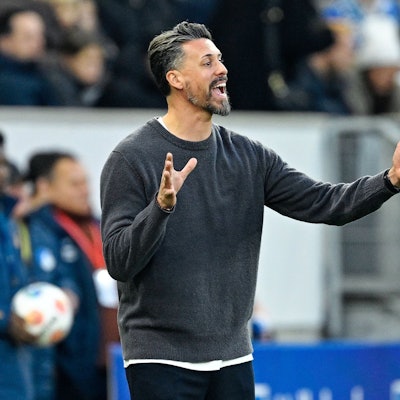 Deutliche Niederlage an alter Wirkungsstätte: FCA-Coach Sandro Wagner