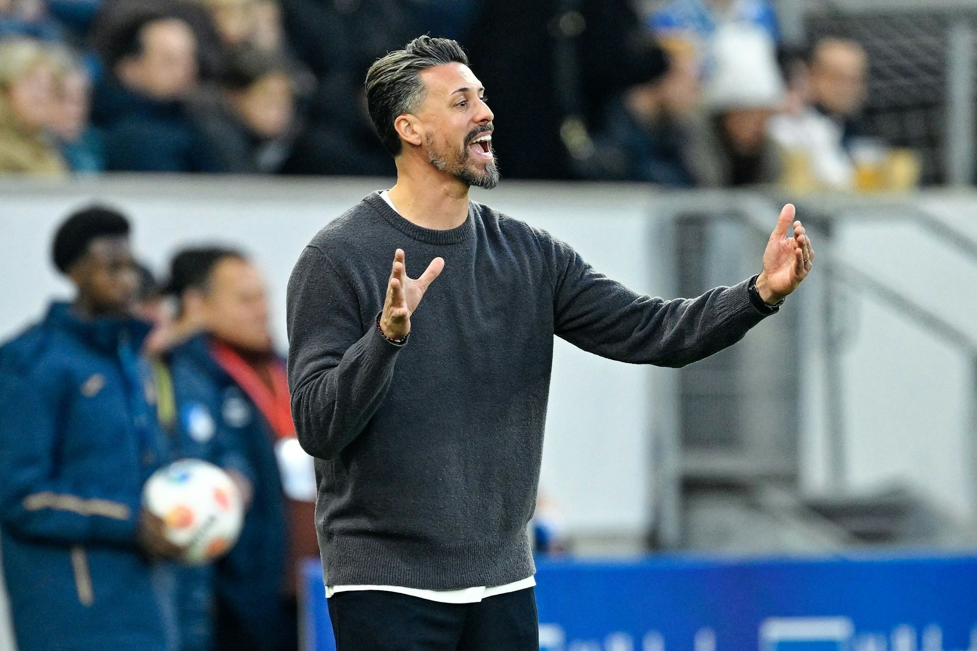 Deutliche Niederlage an alter Wirkungsstätte: FCA-Coach Sandro Wagner