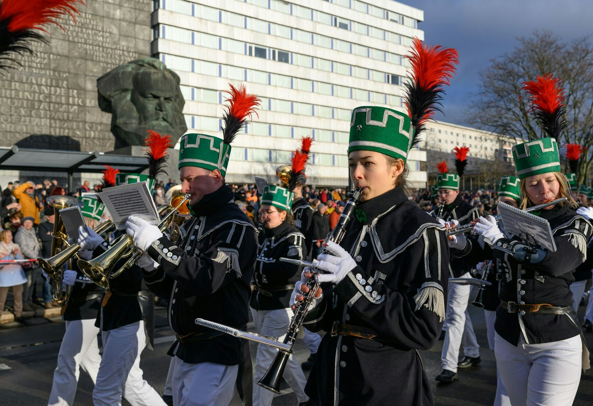 Die Bergparade zum Abschluss des Kulturhauptstadtjahres zieht am Chemnitzer Karl-Marx-Monument vorbei.