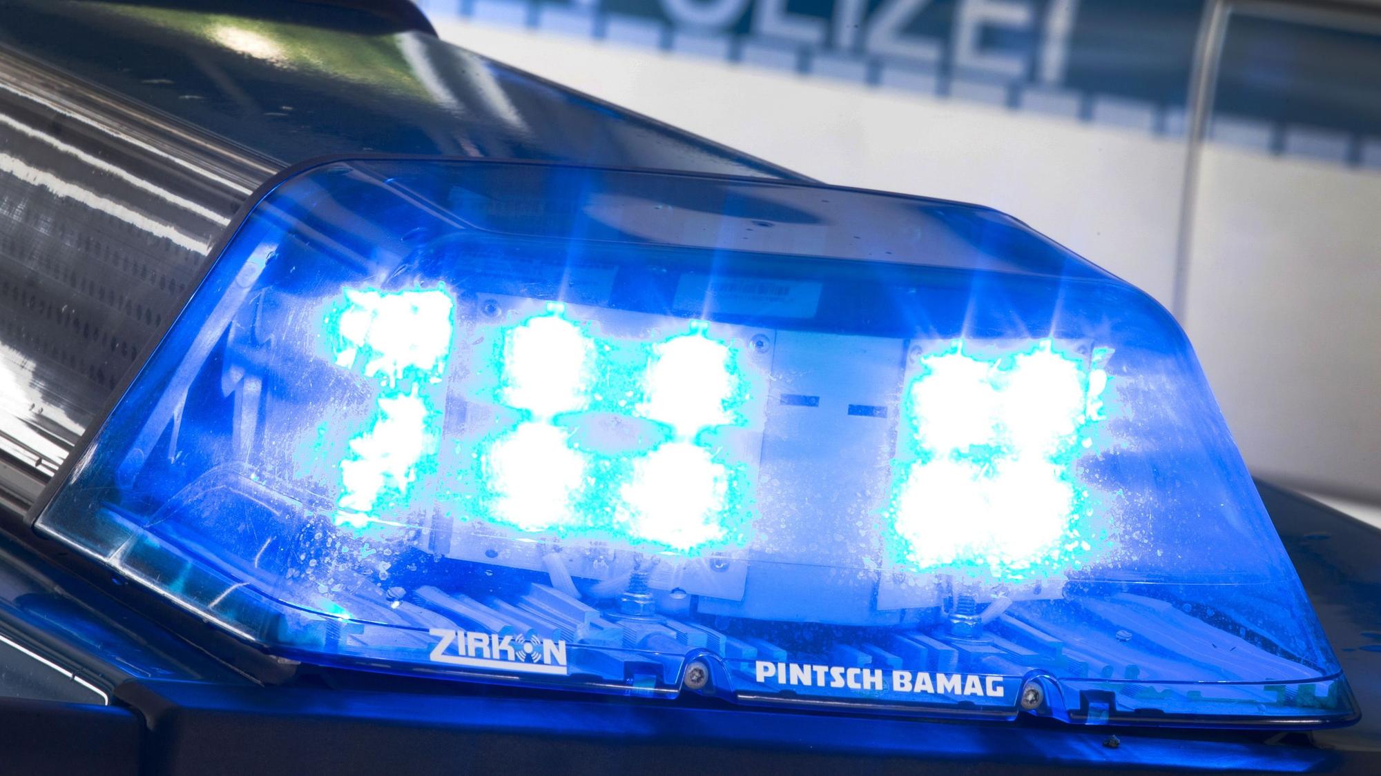 In Köln-Mülheim ist ein Auto ins Gleisbett der KVB gefahren.