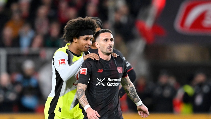 v.l. Karim Adeyemi Borussia Dortmund, Aleix Garcia Bayer Leverkusen Fussball 1. Bundesliga,12.Spieltag, Bayer 04 Leverkusen - Borussia Dortmund, am 29.11.2025 in Leverkusen/ Deutschland. DFL regulations prohibit any use of photographs as image sequences and/or quasi-video  *** v l Karim Adeyemi Borussia Dortmund , Aleix Garcia Bayer Leverkusen Fussball 1 Bundesliga,12 Spieltag, Bayer 04 Leverkusen Borussia Dortmund, am 29 11 2025 in Leverkusen Germany DFL regulations prohibit any use of photographs as image sequences and or quasi video Â