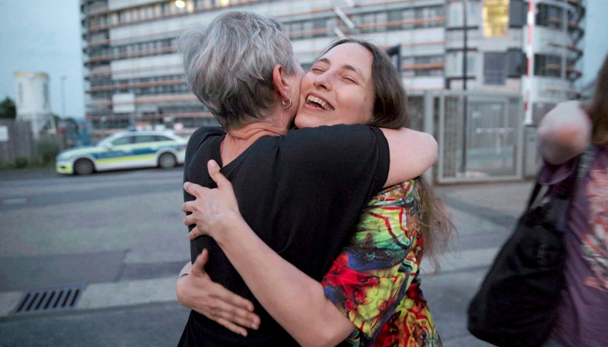 Erleichterung: Nach langer Leidenszeit kann Alexandra „Sascha“ Skotschilenko wieder ihre Mutter in die Arme schließen. (Bild: SWR / Babel Doc / Clin d’Œil Films / Stanislas Gazelle)