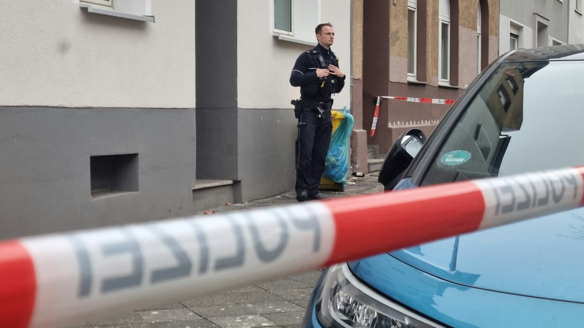 Polizeieinsatz am Tatort. Einsatzkräfte haben in einer Wohnung in Düsseldorf eine Frau und ihr Baby tot entdeckt.