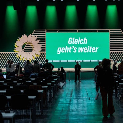 Die leere Bühne bei der Bundesdelegiertenkonferenz von Bündnis 90/Die Grünen in Hannover. /