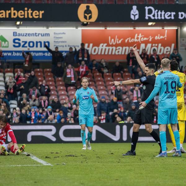 Schiedsrichter Timon Schulz zeigt auf den Elfmeterpunkt und Viktorias Florian Engelhardt (nicht im Bild) die Rote Karte.