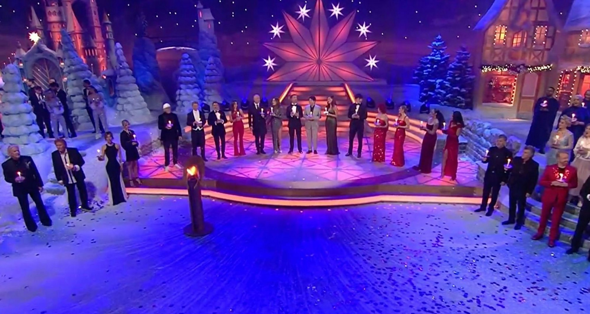 Die Stars halten das Friedenslicht aus Bethlehem. (Bild: ARD/MDR)