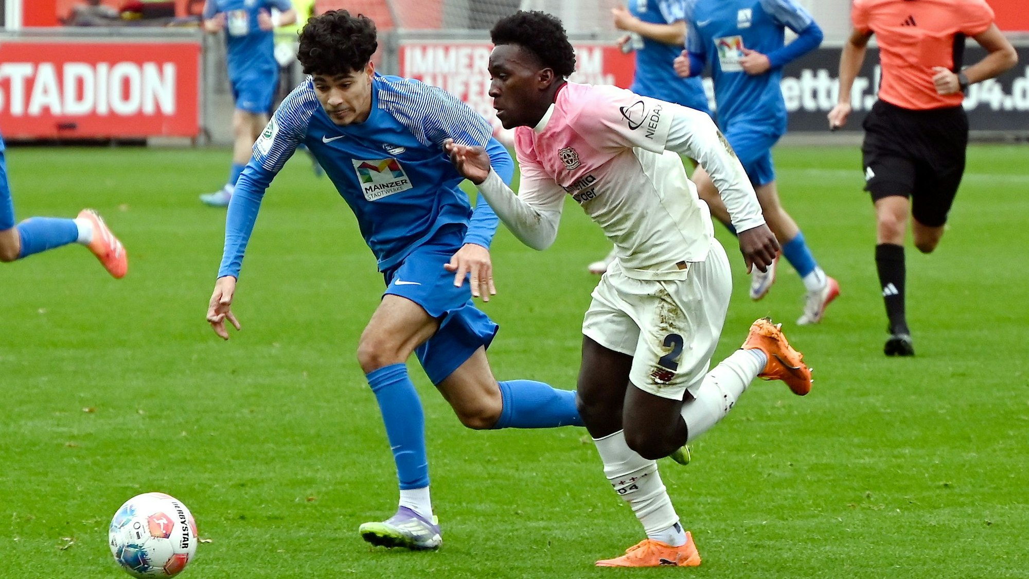 30.11.2025, Fussball-Bayer U19-Schott Mainz
rechts: Osman Turay (Bayer)
Foto: Uli Herhaus