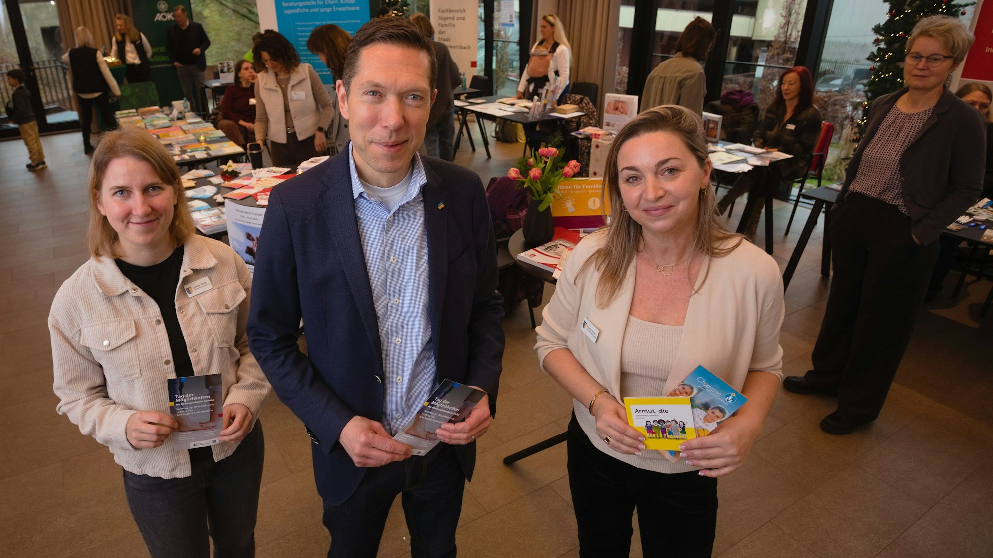 Beim „Tag der Möglichkeiten“ in der Alten Vogtei (von links): Larissa Martin vom Fachbereich Pädagogische Hilfen, Bürgermeister Raoul Halding-Hoppenheit und Gleichstellungsbeauftragte Nina Sommer.