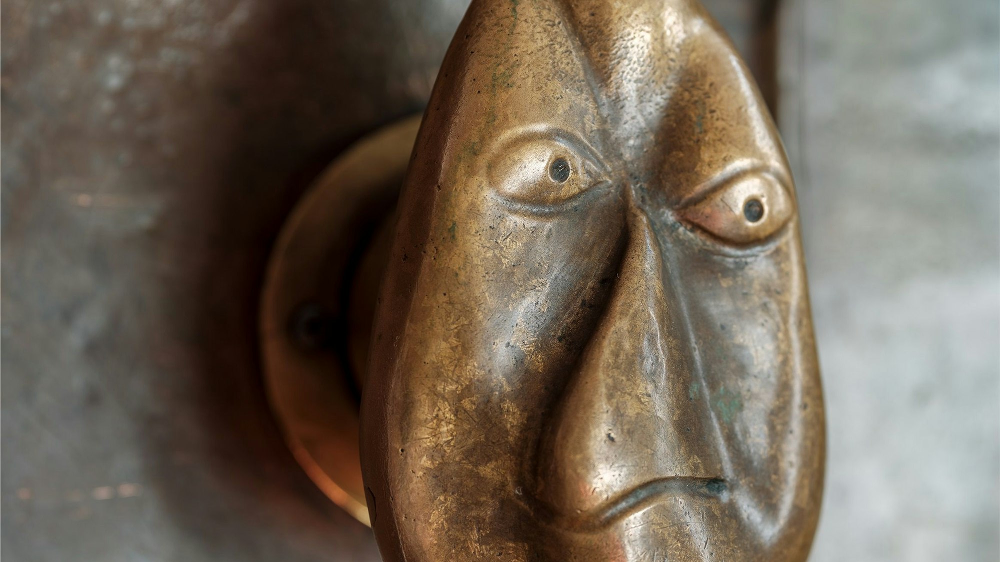 Ein Türknauf mit zerknautschtem Gesicht.