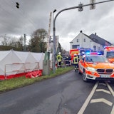 Eine Person ist an einem Bahnübergang in hennef von einem Zug erfasst und getötet worden. Die Strecke wurde gesperrt.