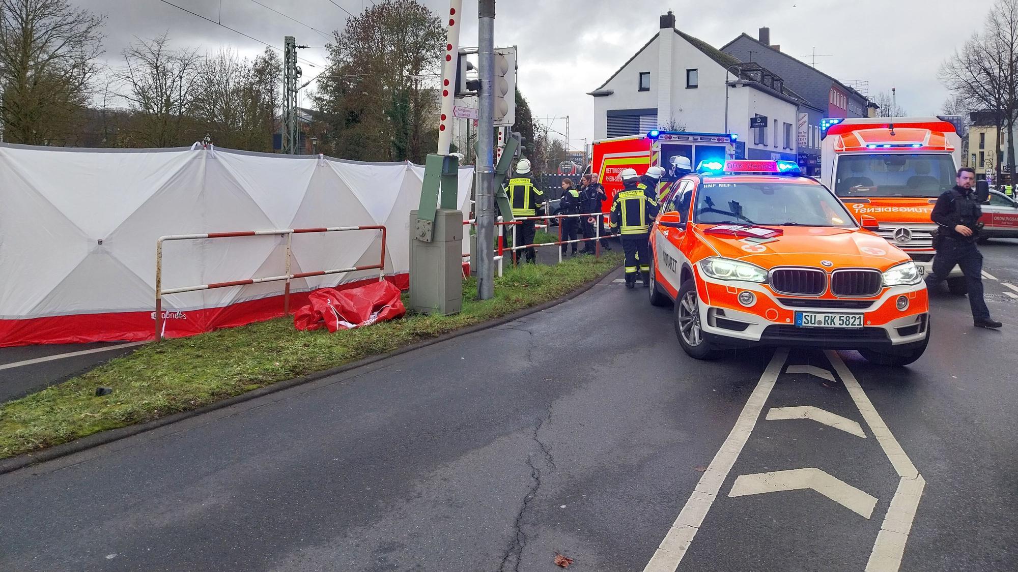 Eine Person ist an einem Bahnübergang in Hennef von einem Zug erfasst und getötet worden. Die Strecke wurde gesperrt.