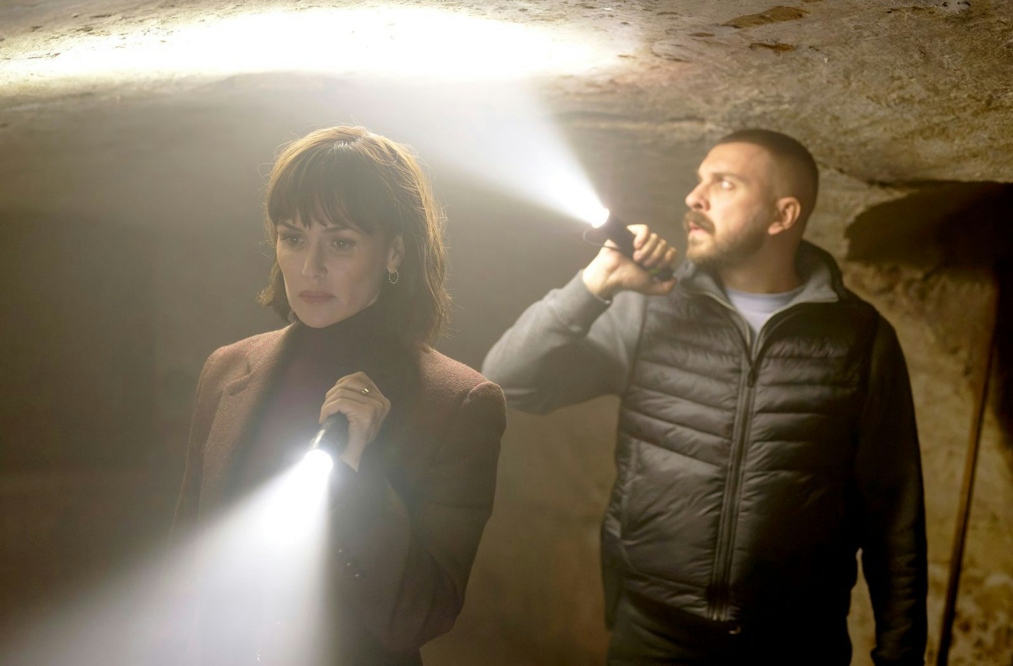 Auf „Dunkelheit“ folgt „Licht“: Maryam Azadi (Melika Foroutan) und Hamza Kulina (Edin Hasanovic) arbeiten zum zweiten Mal als „Tatort“-Ermittler in Frankfurt. Diesmal geht es um ein lange vermisstes Kind, dessen Mutter die Hoffnung nicht aufgeben will. (Bild: HR/Sommerhaus/Tatiana Vdovenko)