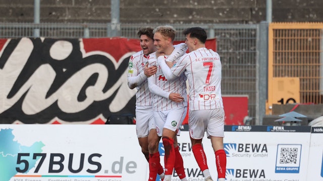 Torjubel um Timo Bornemann K Mi. nach seinem Tor zum 1:2. Enzo Wirtz K li. Und Nico Thier K re. Fussball Regionalliga West, 16. Spieltag, Sportfreunde Siegen - SC Fortuna Koeln Köln, am 22.11.2025 in Siegen/Deutschland. *** Goal celebration around Timo Bornemann K Mi after his goal to 1 2 Enzo Wirtz K li And Nico Thier K re Soccer Regionalliga West, Matchday 16, Sportfreunde Siegen SC Fortuna Köln , on 22 11 2025 in Siegen Germany