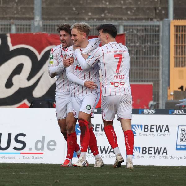 Torjubel um Timo Bornemann K Mi. nach seinem Tor zum 1:2. Enzo Wirtz K li. Und Nico Thier K re. Fussball Regionalliga West, 16. Spieltag, Sportfreunde Siegen - SC Fortuna Koeln Köln, am 22.11.2025 in Siegen/Deutschland. *** Goal celebration around Timo Bornemann K Mi after his goal to 1 2 Enzo Wirtz K li And Nico Thier K re Soccer Regionalliga West, Matchday 16, Sportfreunde Siegen SC Fortuna Köln , on 22 11 2025 in Siegen Germany