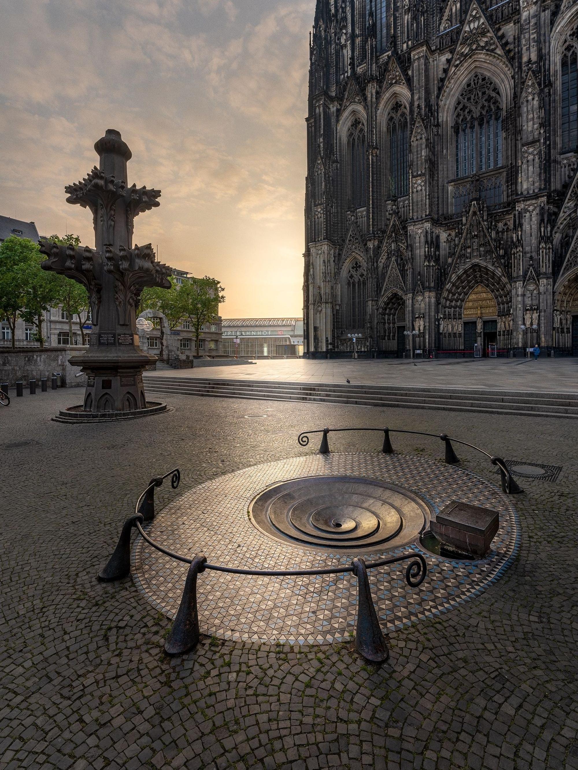 Ewald Matarés „Taubenbrunnen“ vor dem Kölner Dom