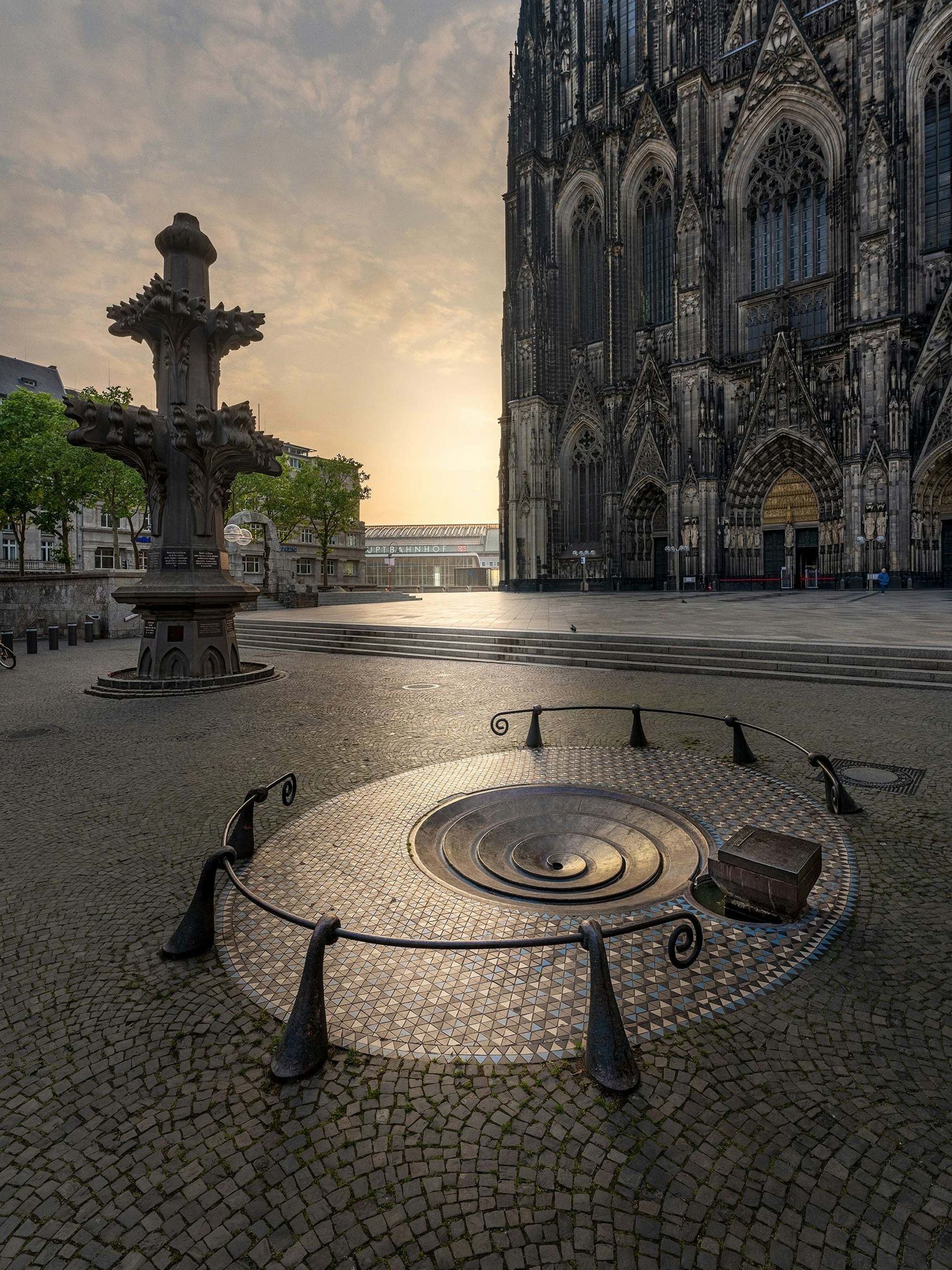 Ewald Matarés „Taubenbrunnen“ vor dem Kölner Dom