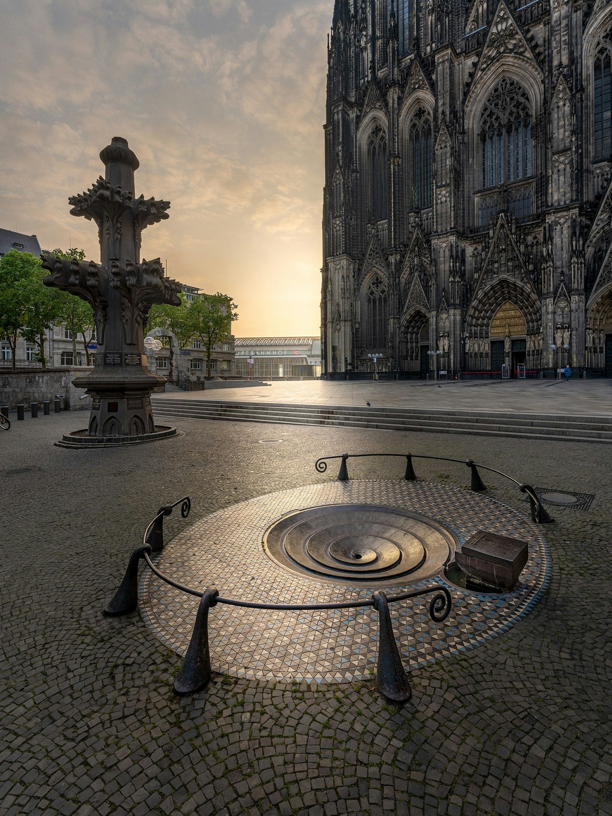 Ewald Matarés „Taubenbrunnen“ vor dem Kölner Dom