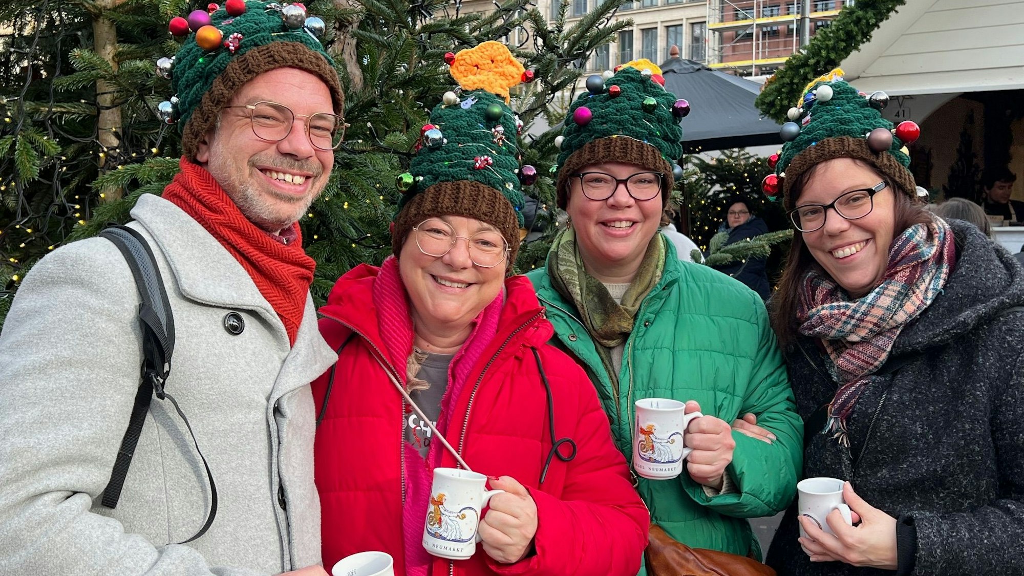 Florian Breitenbach aus Berlin(v.l.n.r.), Nina Glöckler und Imke Breitenbach aus Bayern und Sabine Breitenbach aus Köln: Dieses Jahr hat Nina Glöckler extra Tannenbaummützen für ihr jährliches Geschwistertreffen gehäkelt.