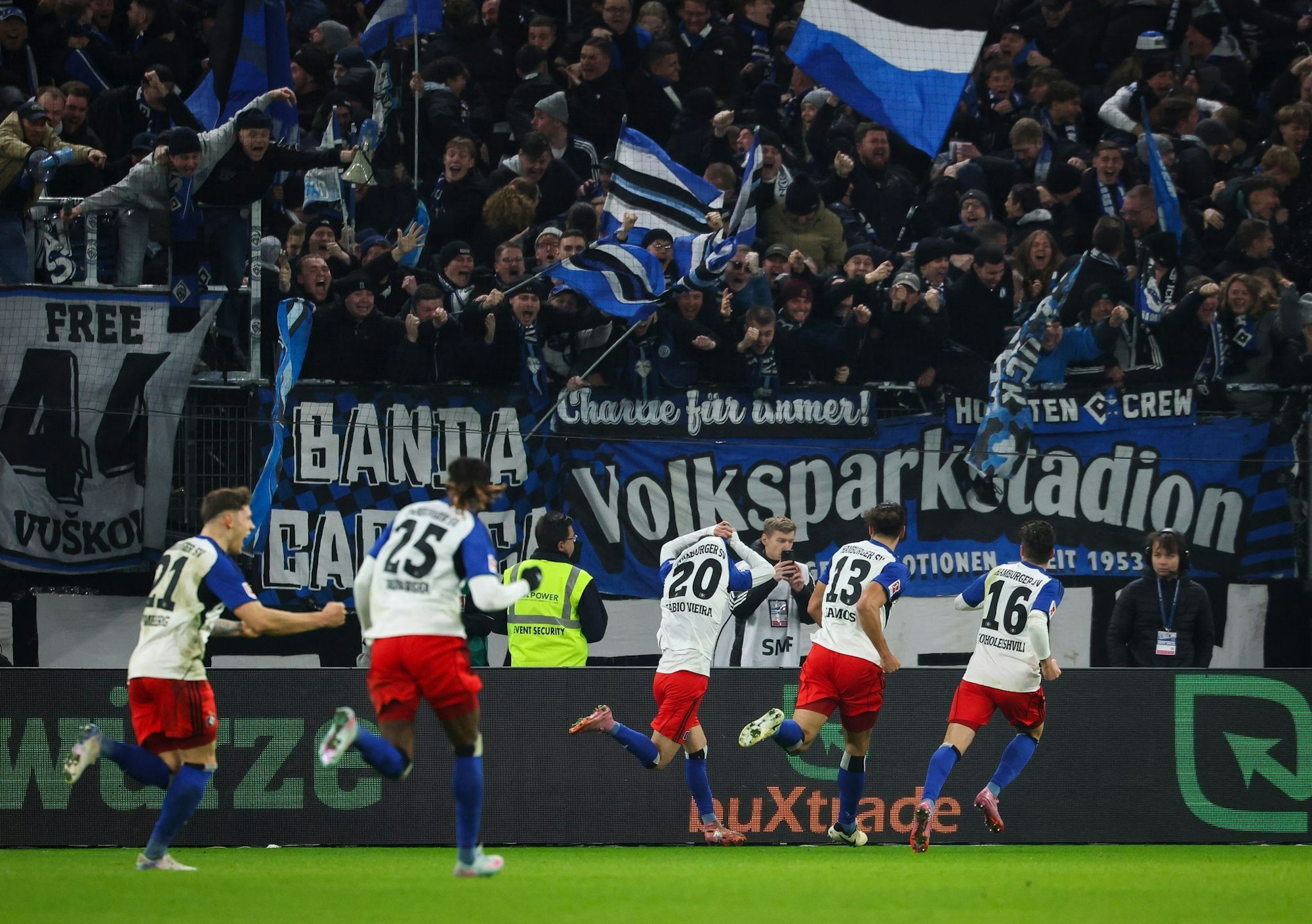 Fabio Vieira (Rückennummer 20) traf in der Nachspielzeit zum umjubelten Siegtreffer.
