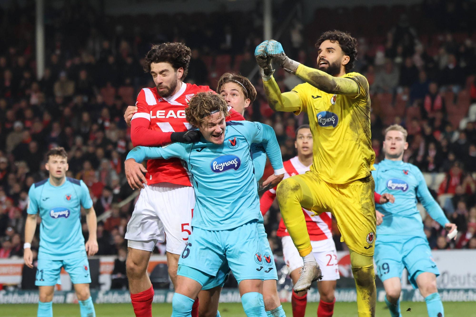 5 Dominik Pelivan Energie Cottbus, l., 6 Tobias Eisenhuth Köln, M., 1 Dudu Köln, r. Fussball 3. Liga 2025/2026 FC Energie Cottbus - FC Viktoria Köln *** 5 Dominik Pelivan Energie Cottbus, l , 6 Tobias Eisenhuth Köln, M , 1 Dudu Köln, r Football 3 Liga 2025 2026 FC Energie Cottbus FC Viktoria Köln
