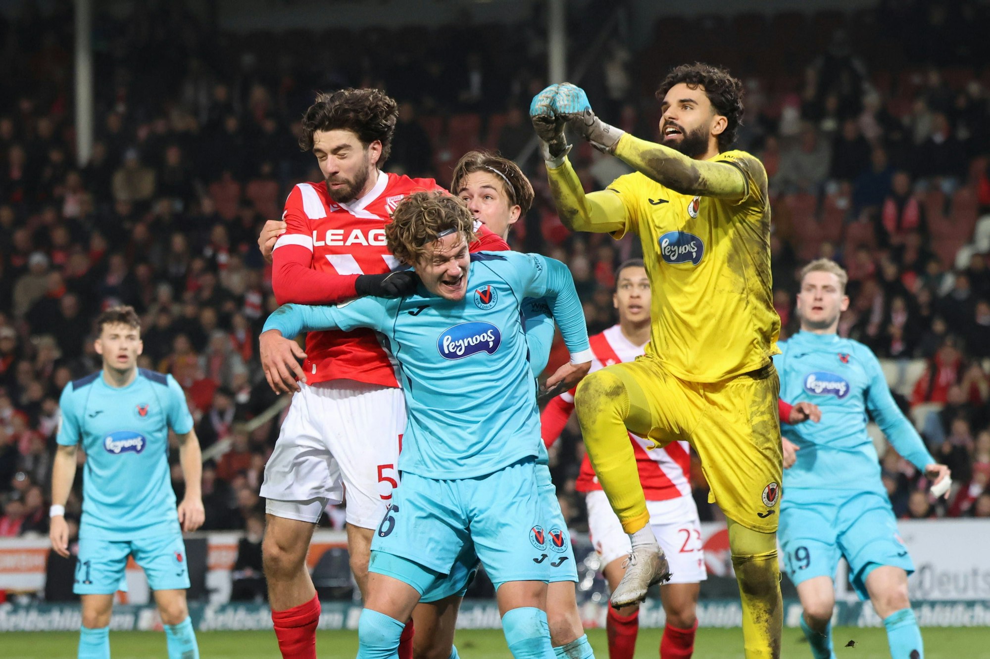 5 Dominik Pelivan Energie Cottbus, l., 6 Tobias Eisenhuth Köln, M., 1 Dudu Köln, r. Fussball 3. Liga 2025/2026 FC Energie Cottbus - FC Viktoria Köln *** 5 Dominik Pelivan Energie Cottbus, l , 6 Tobias Eisenhuth Köln, M , 1 Dudu Köln, r Football 3 Liga 2025 2026 FC Energie Cottbus FC Viktoria Köln