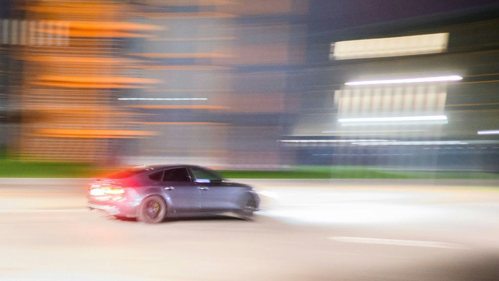 Etliche Teilnehmer des Tuning-Treffens sollen die eintreffende Polizei angegriffen haben. (Symbolbild)