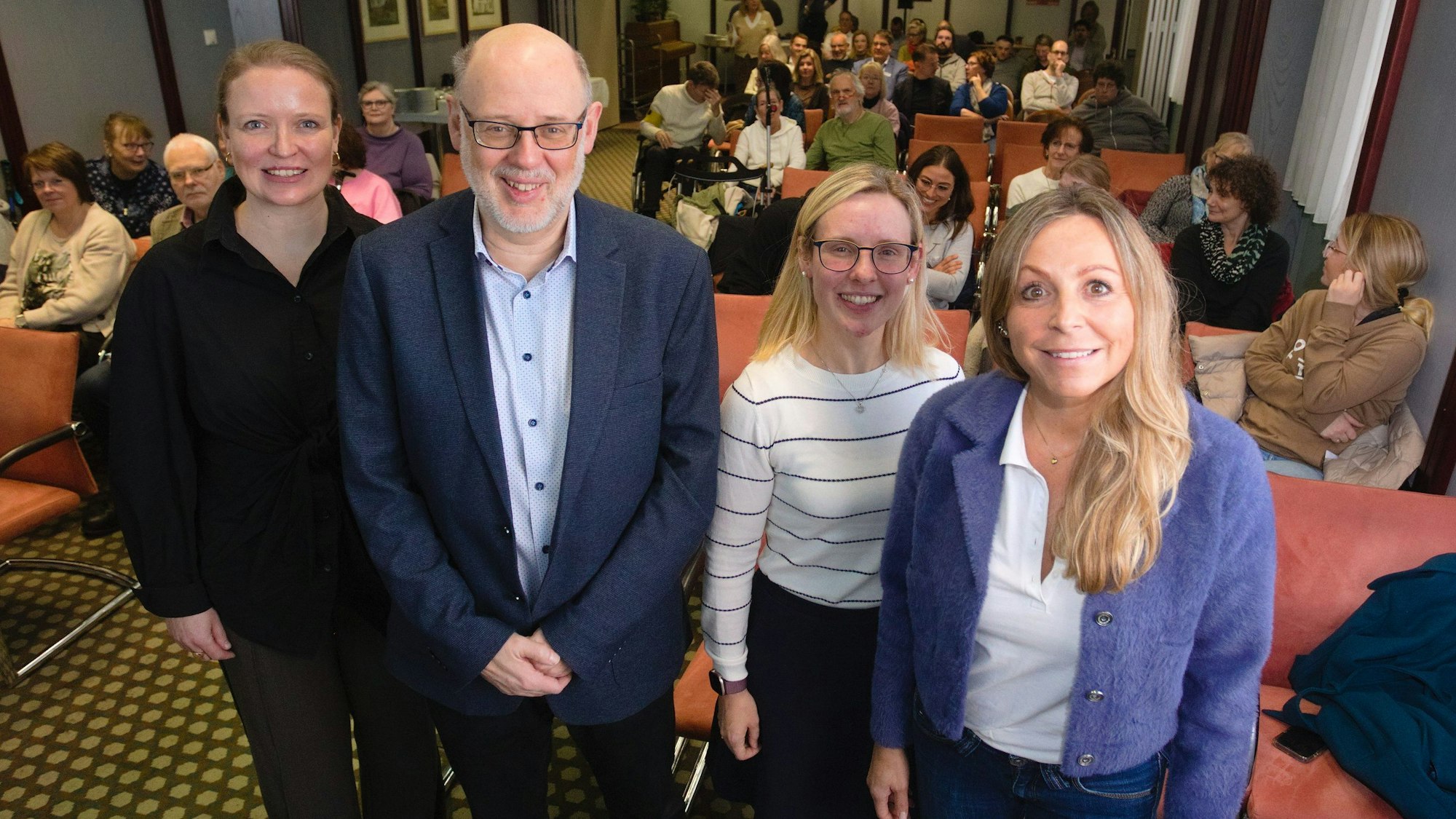 Im Gummersbacher Kreiskrankenhaus informierten (von links) Oberärztin Christine Bindler, Chefarzt Professor Blaes, die Ärztin Sandra Thiel und die Optikermeisterin Tanja Polzer über Multiple Sklerose und den Umgang damit.